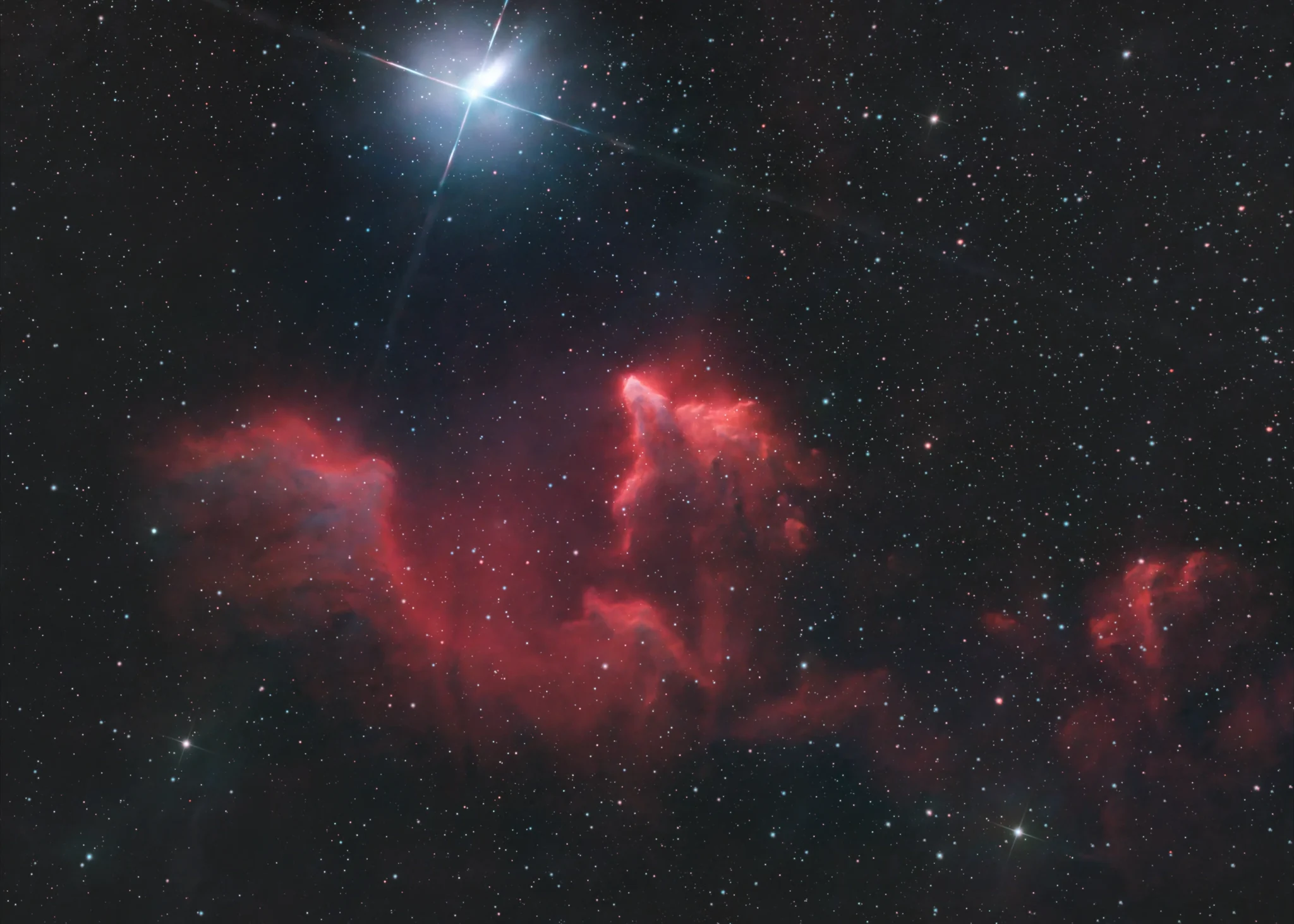 Astrophotographie grand champ de la nébuleuse du fantôme de cassiopée