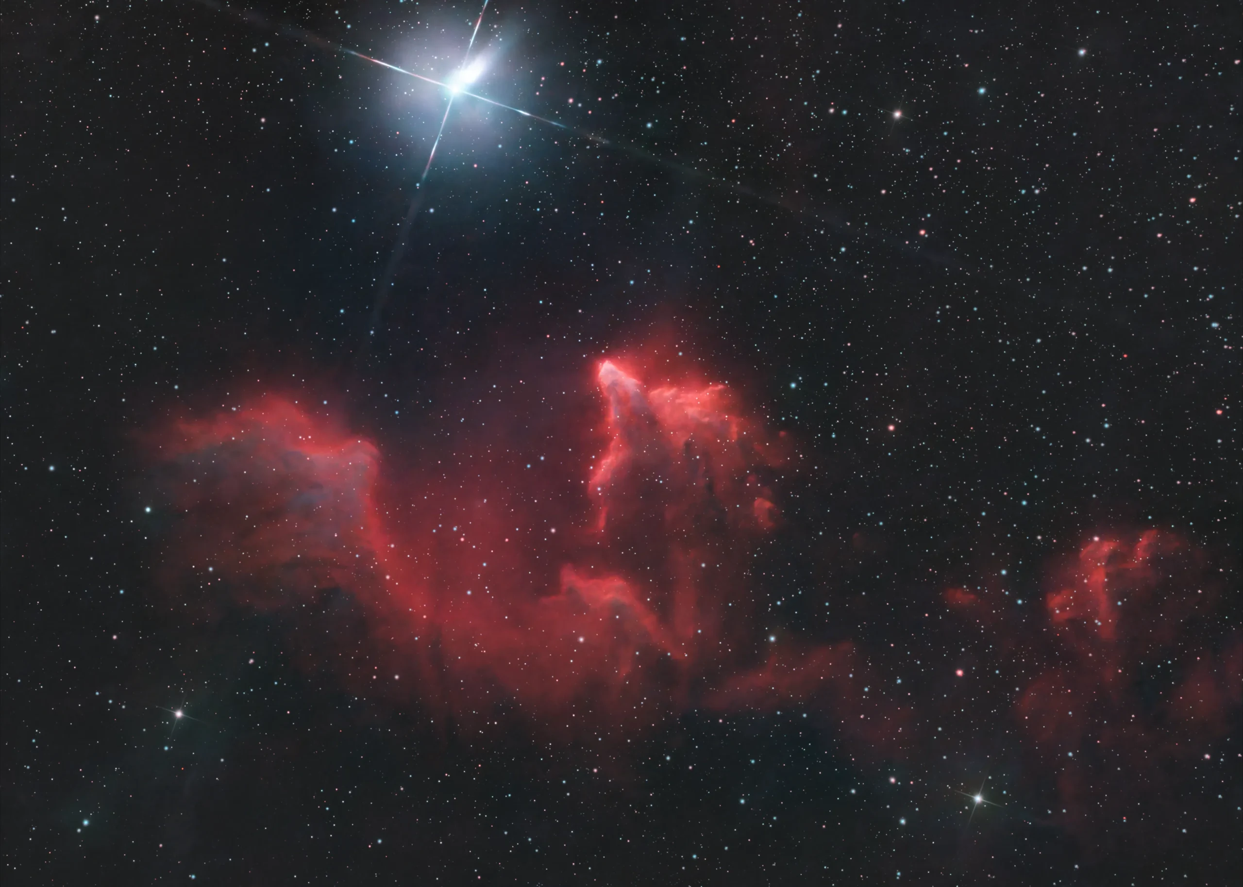 Astrophotographie grand angle de la nébuleuse du fantôme de cassiopée